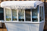 ГЖИ НСО напоминает о необходимости очистки от снега самовольно установленных козырьков балконов